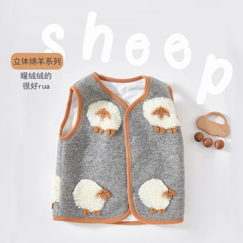 The vests of infants and toddlers in autumn and winter are thickened