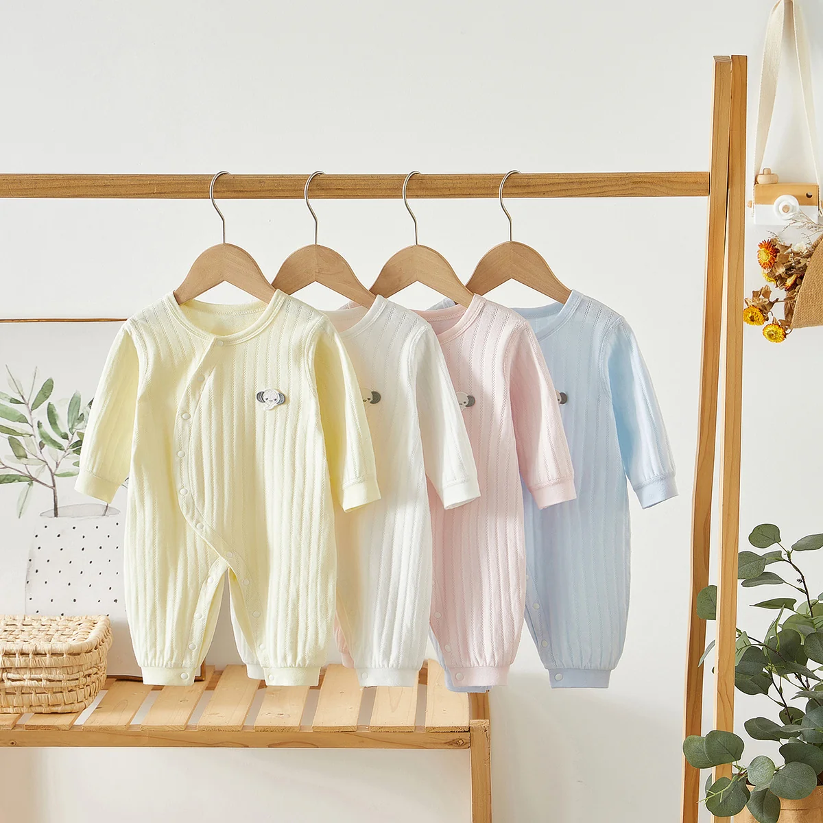 The girl's spring and autumn crawling clothes are made of pure cotton
