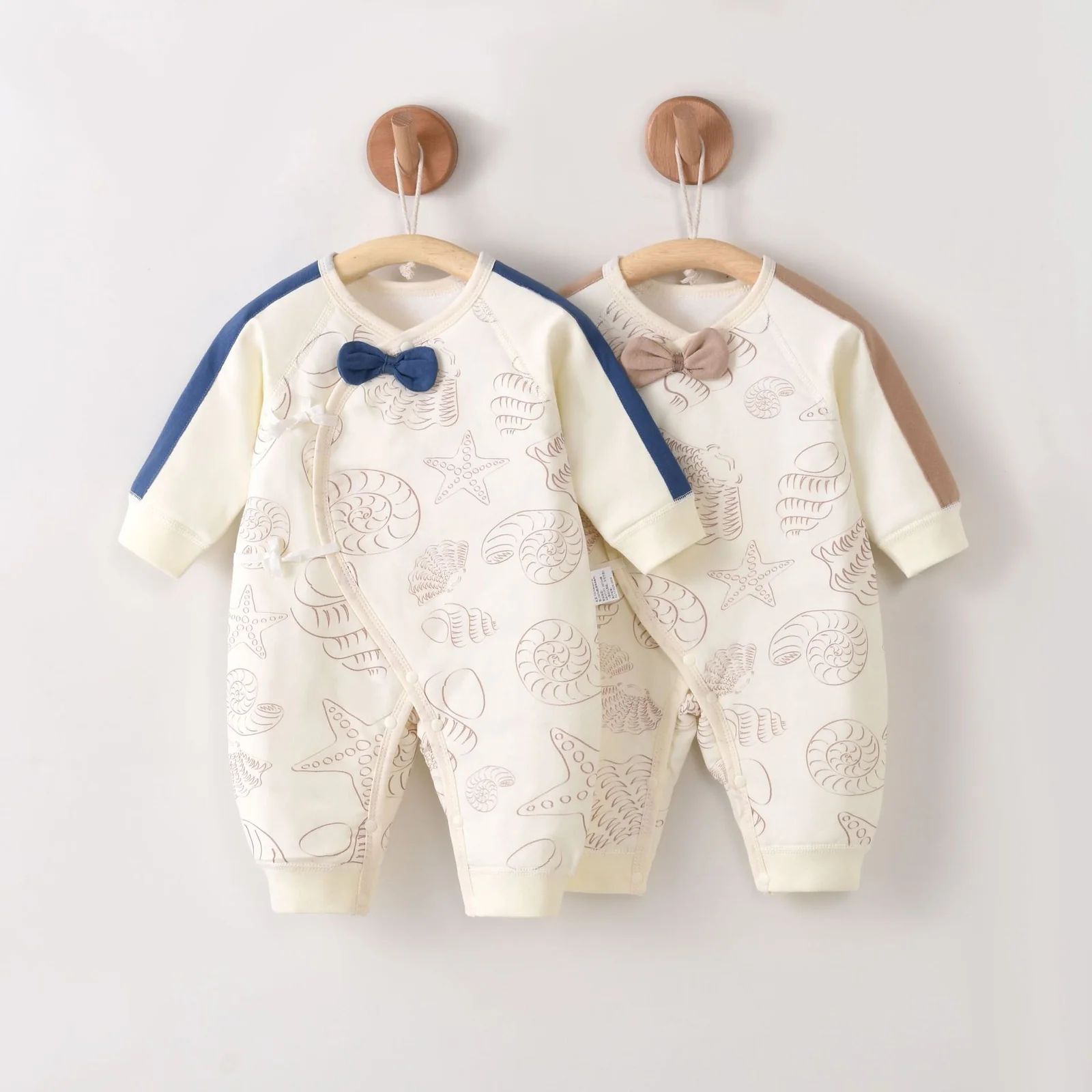 The one-piece garment for infants and toddlers in autumn and winter is padded with cotton
