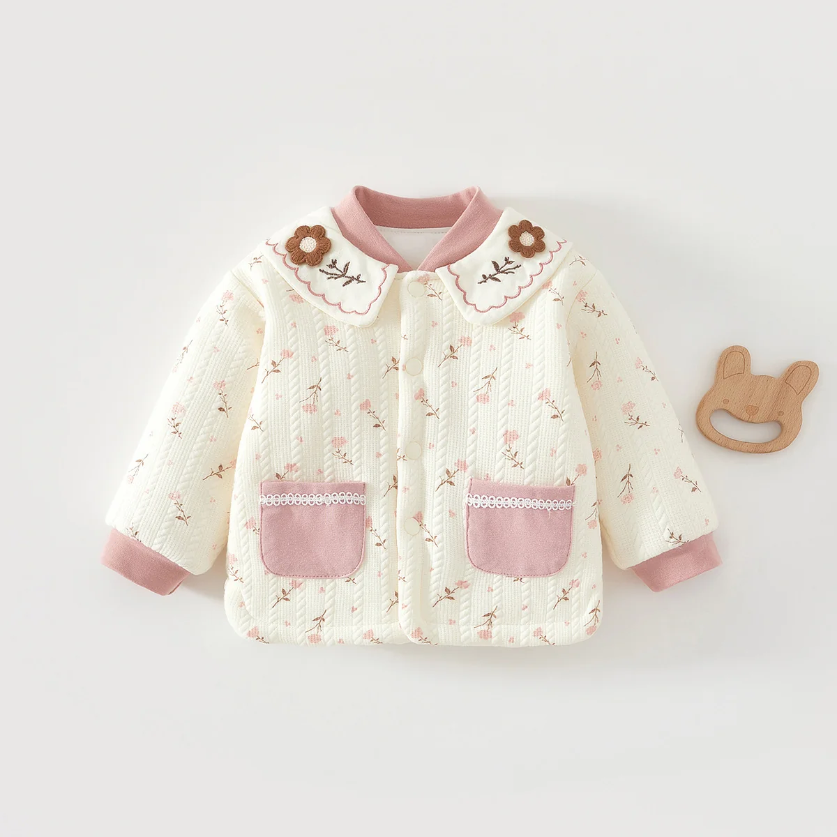 A girl's autumn and winter home clothes are padded with cotton