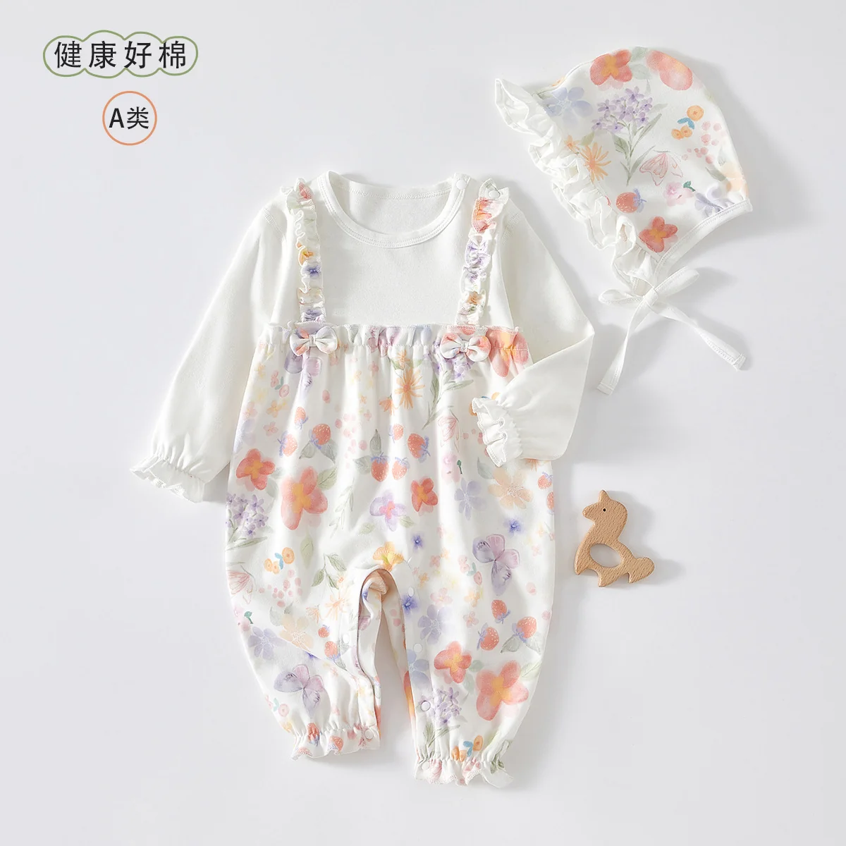 The girl's spring and autumn crawling clothes are made of pure cotton