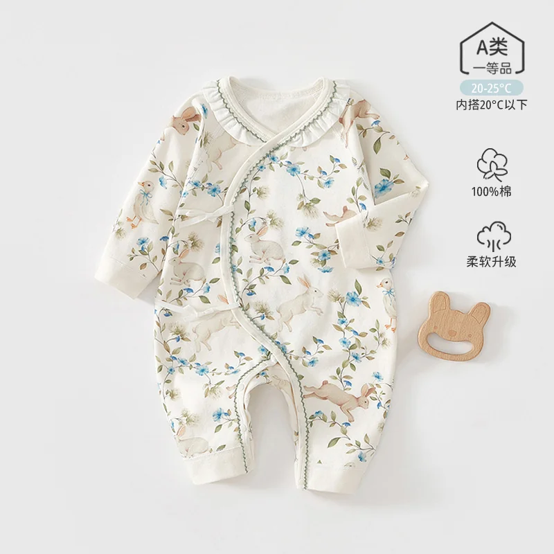 The girl's spring crawling clothes are made of pure cotton