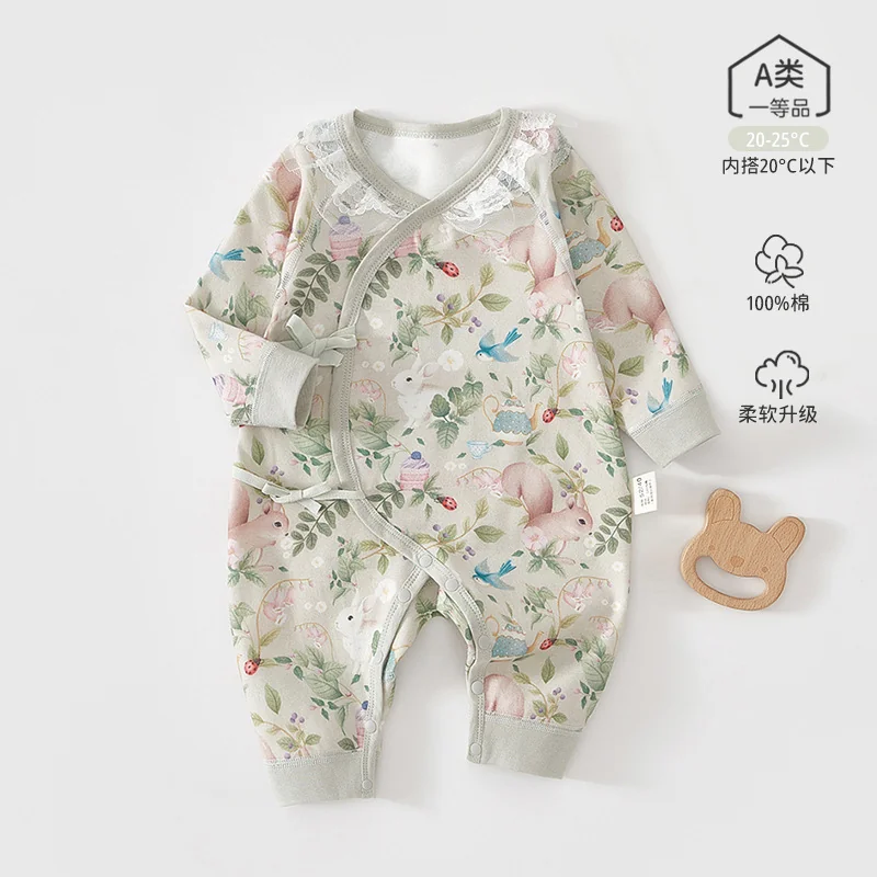 The girl's autumn crawling clothes are made of pure cotton