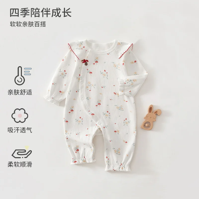 The girl's spring crawling clothes are made of pure cotton