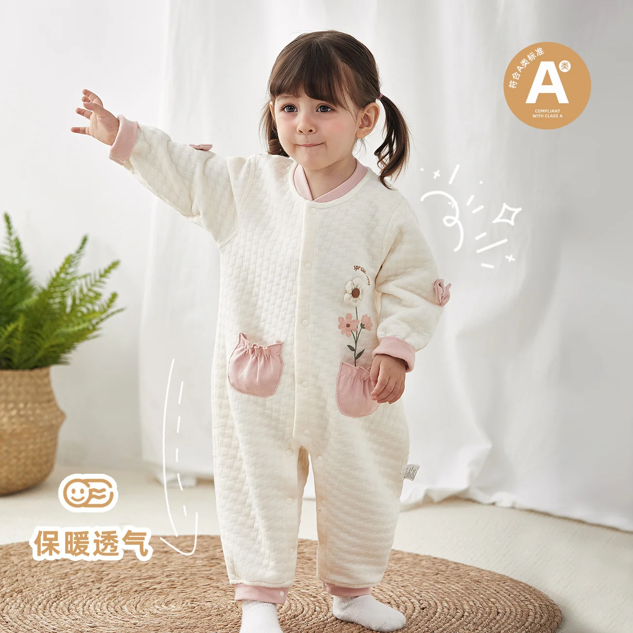 The girl's spring and autumn crawling clothes are padded with cotton