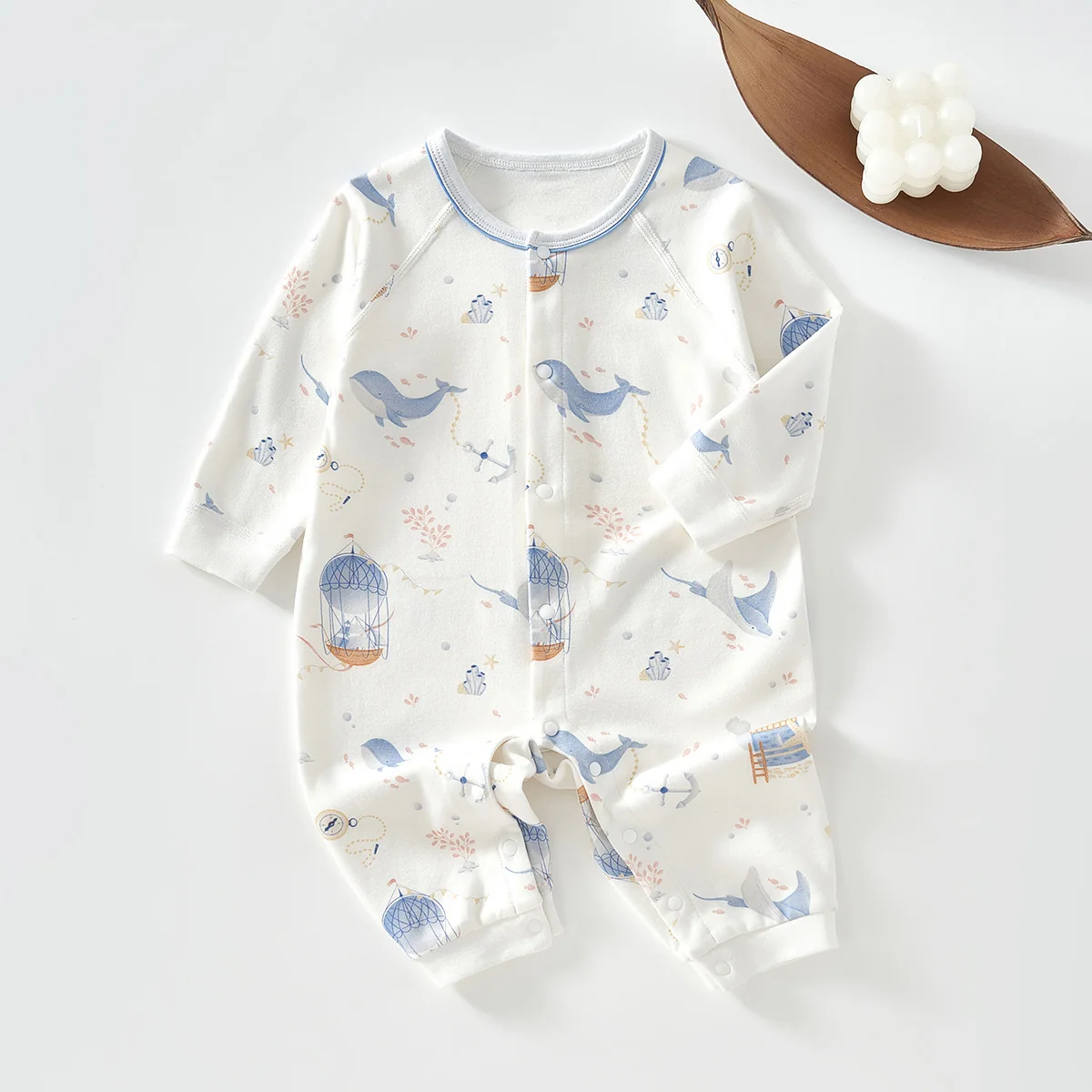 The girl's spring and autumn crawling clothes are made of pure cotton