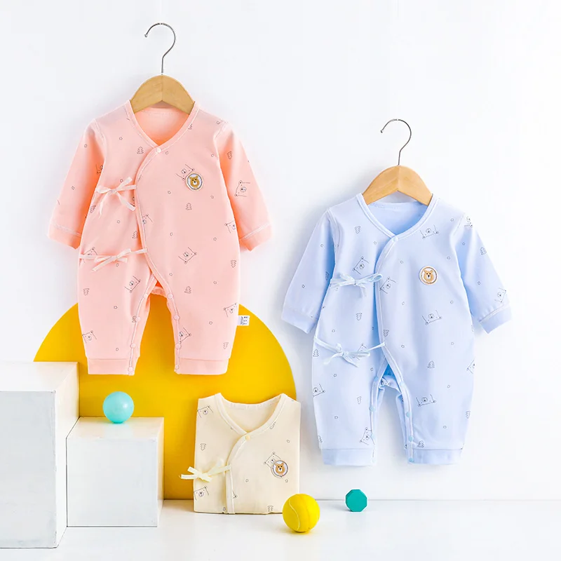 Infants and toddlers should wear cotton and wool crawling clothes