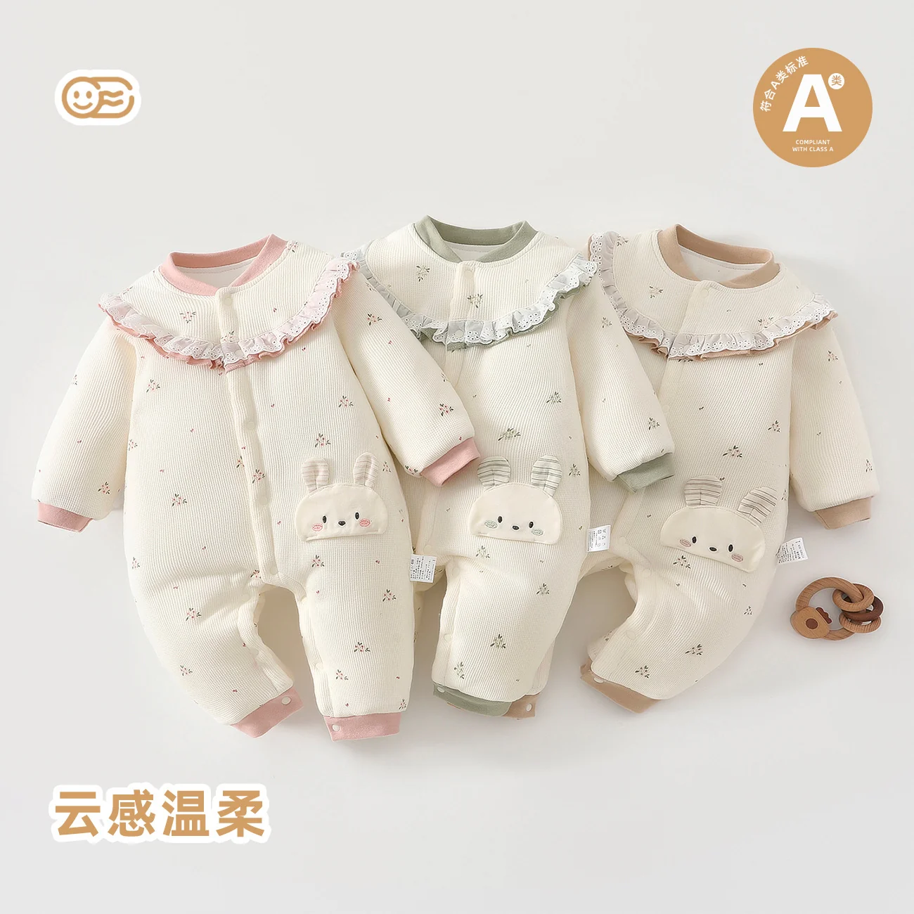 The girl's spring and autumn crawling clothes are made of pure cotton