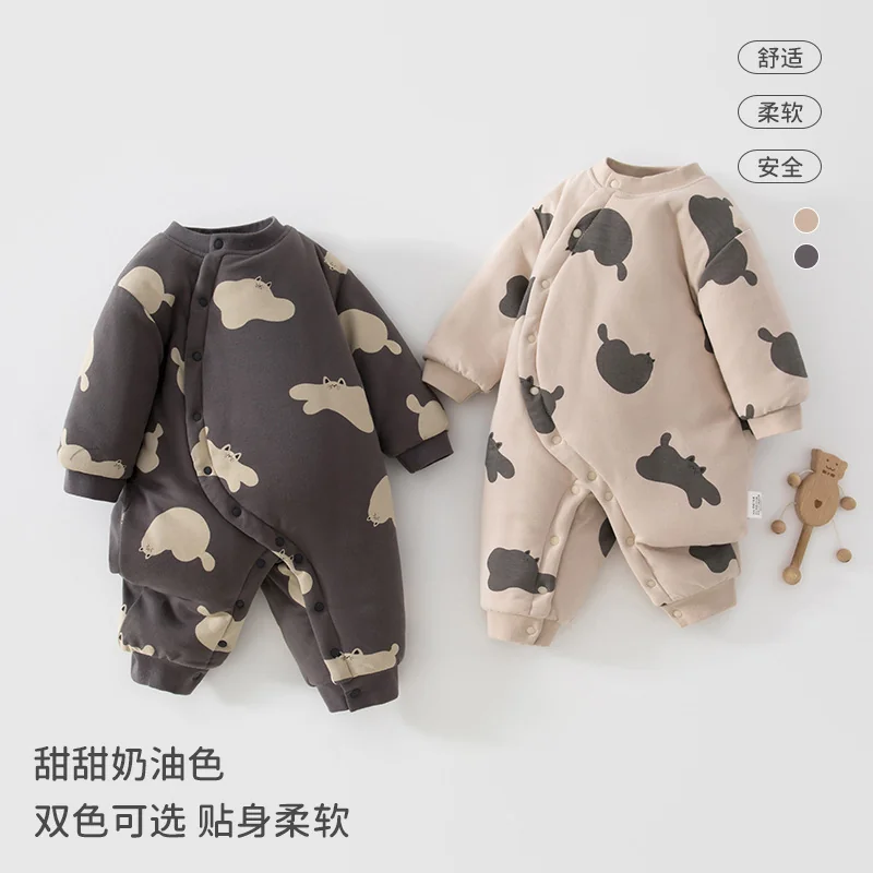 The cotton lining of winter cotton-padded clothes for infants and toddlers is thickened