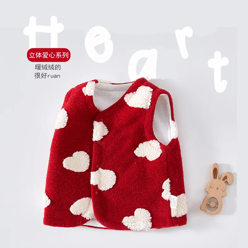 The vests of infants and toddlers in autumn and winter are thickened