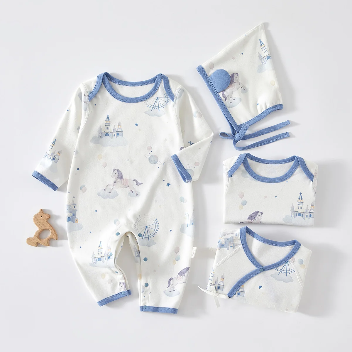 The girl's spring and autumn crawling clothes are made of pure cotton