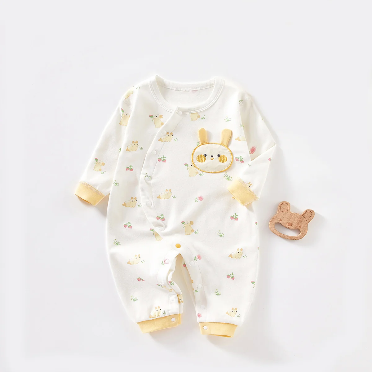 The boy's spring and autumn crawling clothes are made of pure cotton
