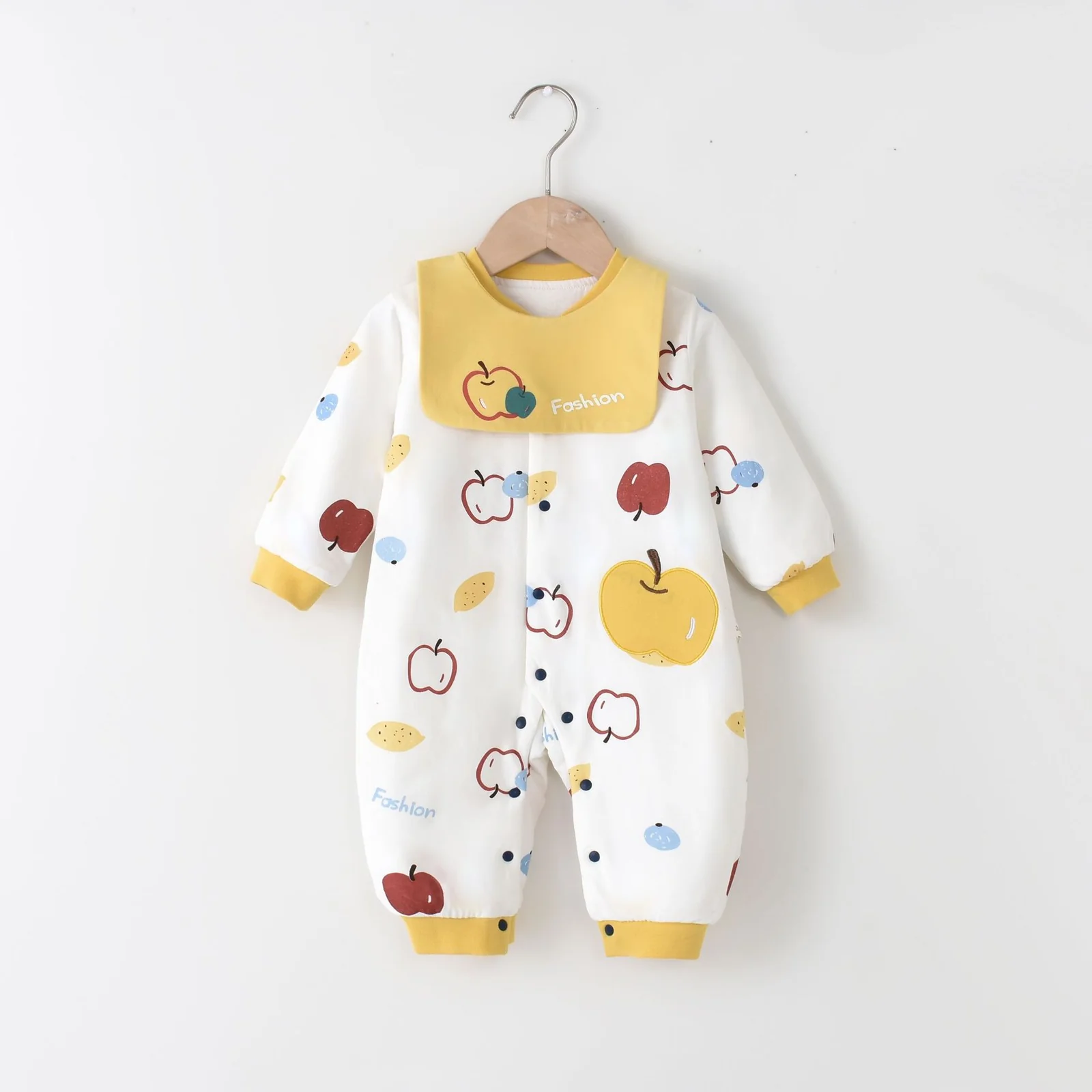 Infants and toddlers' autumn and winter clothes are padded with cotton