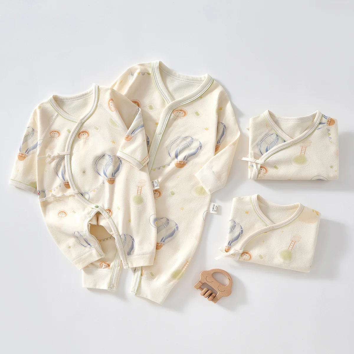 The girl's spring and autumn crawling clothes are made of pure cotton