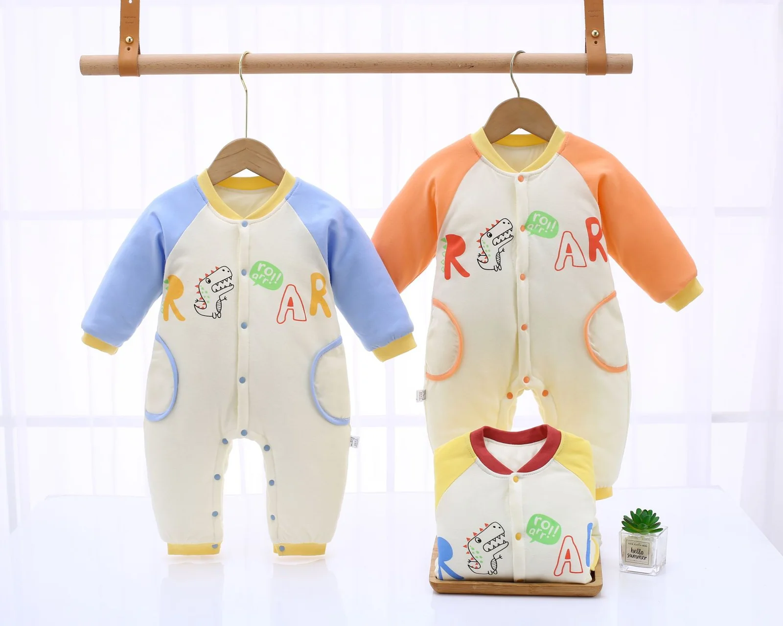 The winter crawling clothes for infants and toddlers have thickened cotton padding