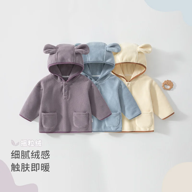 A girl's autumn and winter coat is made of polar fleece