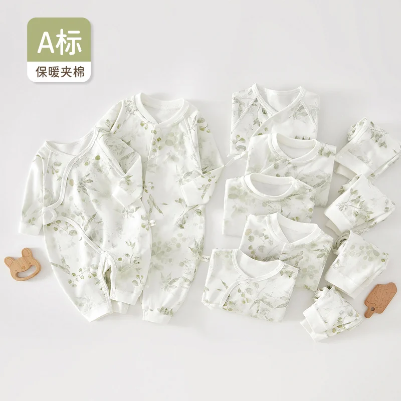 The one-piece garment for infants and toddlers in autumn and winter is padded with cotton