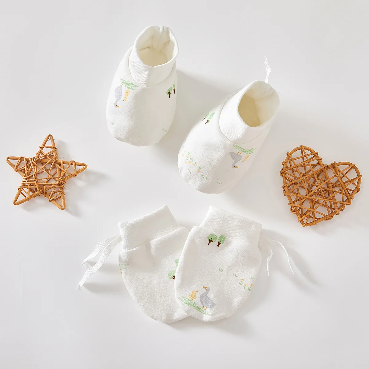 Infant and toddler gloves made of pure cotton