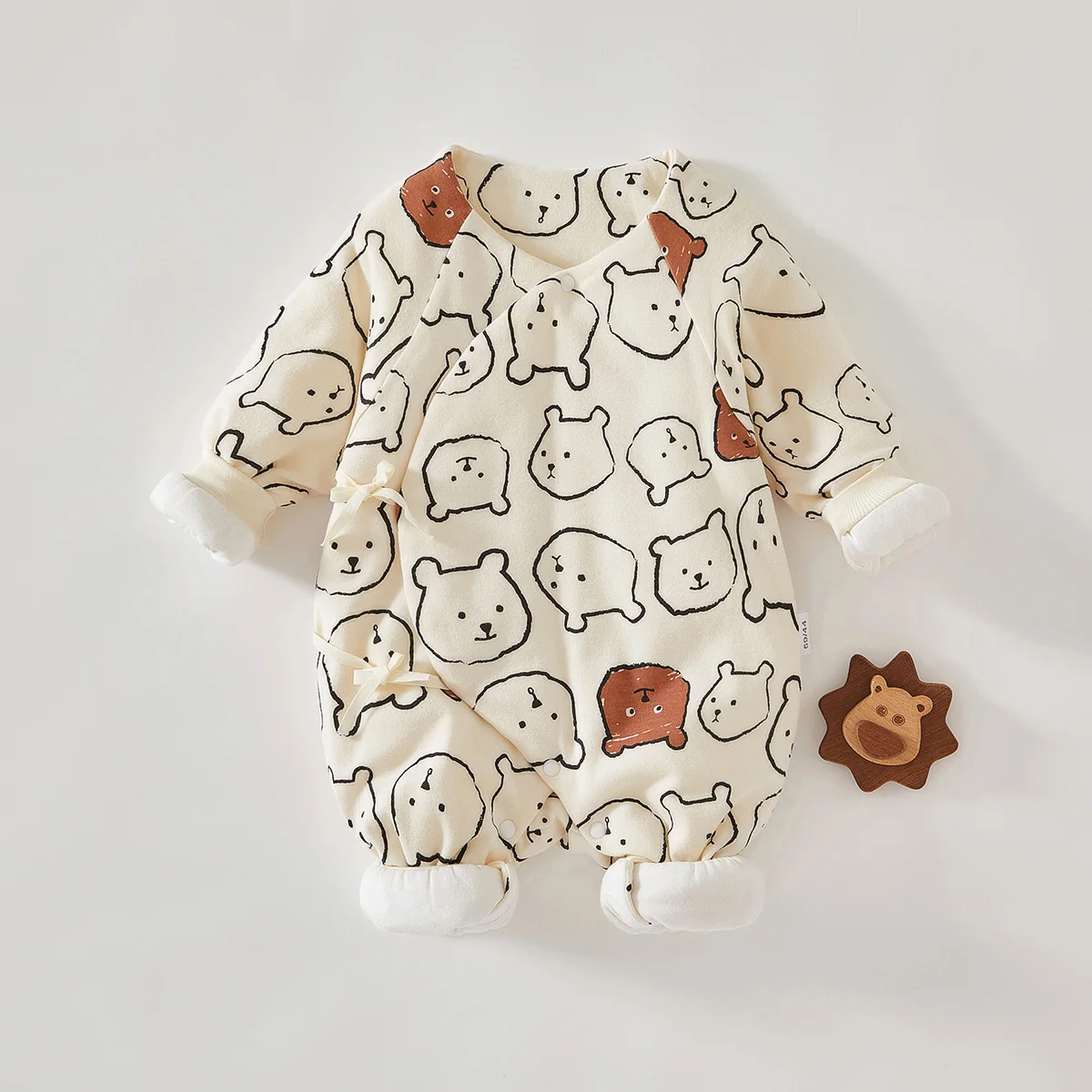 The autumn and winter one-piece garment for infants and toddlers has thickened cotton interlacing