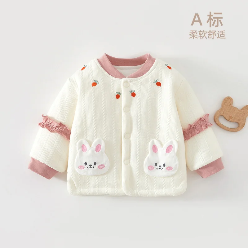 A girl's autumn and winter home clothes are padded with cotton