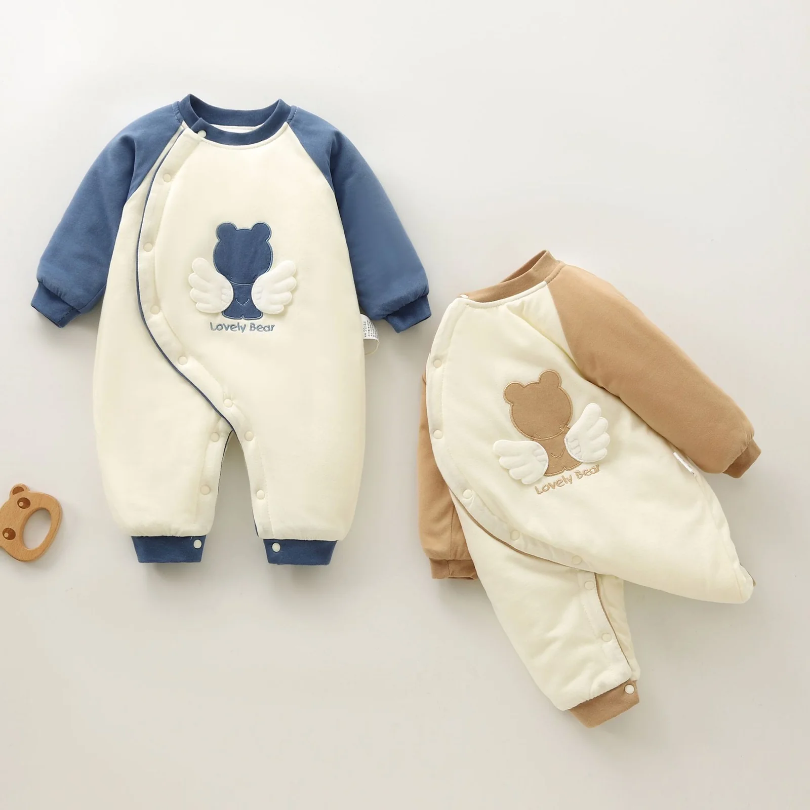 The winter crawling clothes for infants and toddlers have thickened cotton padding