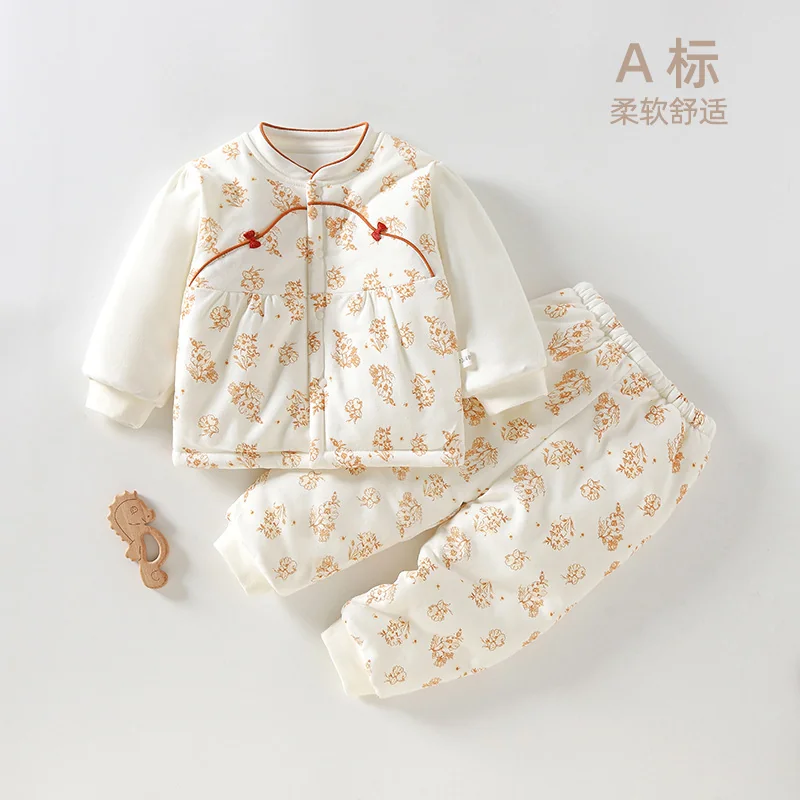 The girl's autumn and winter home clothes are thickened with cotton and made of pure cotton