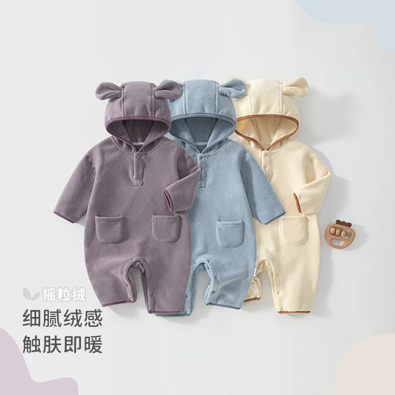 Girls wear polar fleece for climbing in autumn and winter