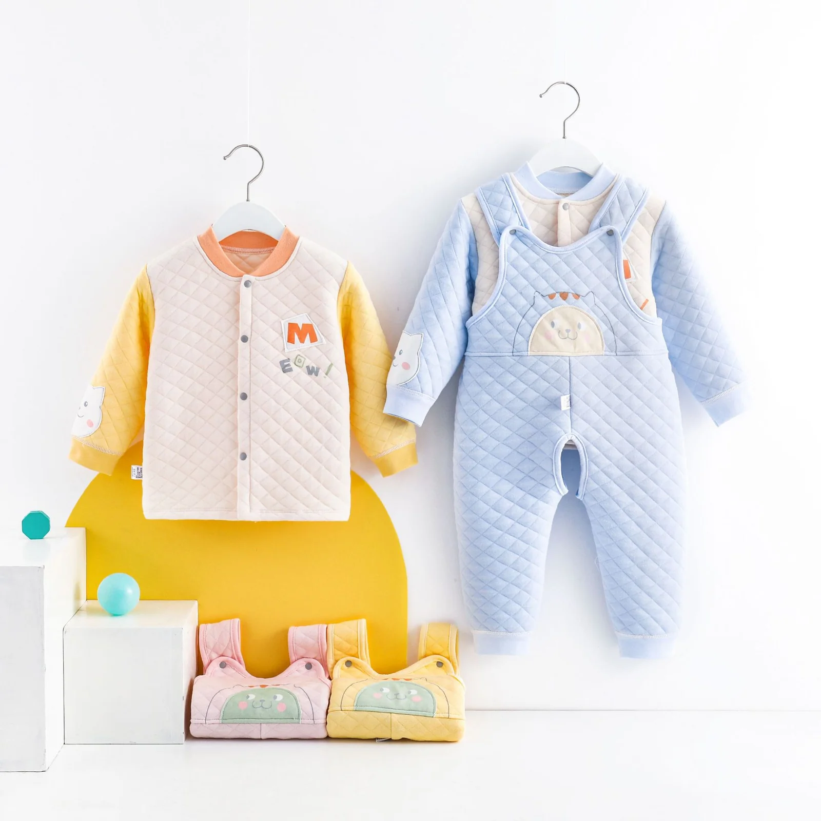The girl's autumn and winter overalls are thickened with cotton padding
