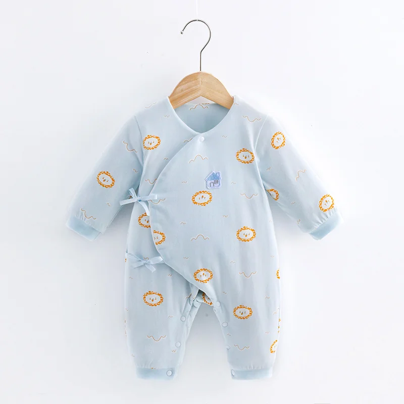 A girl's one-piece suit for autumn and winter is padded with cotton