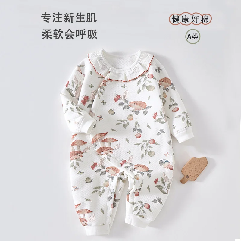 The autumn and winter clothes for infants and toddlers are thickened with cotton and made of pure cotton