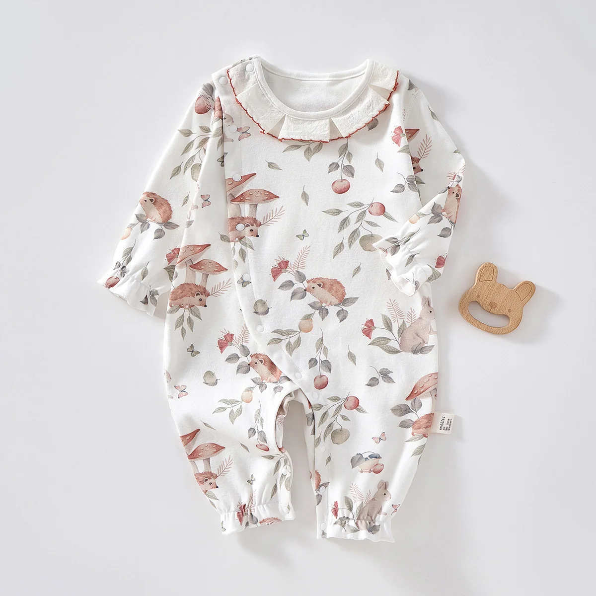 The girl's autumn crawling clothes are made of pure cotton