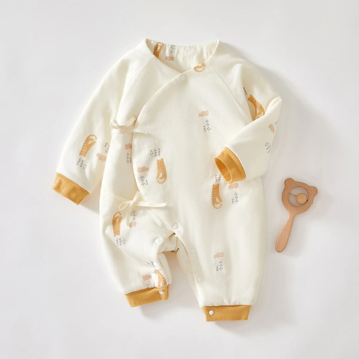 Infants and toddlers' spring and autumn clothes are padded with cotton