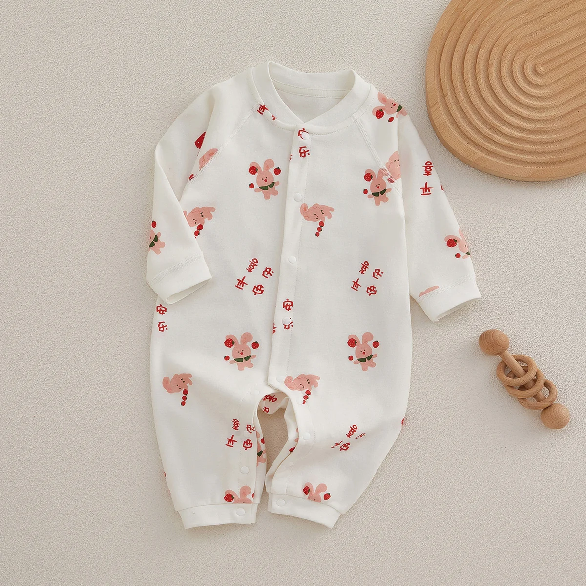 The girl's spring and autumn crawling clothes are made of pure cotton