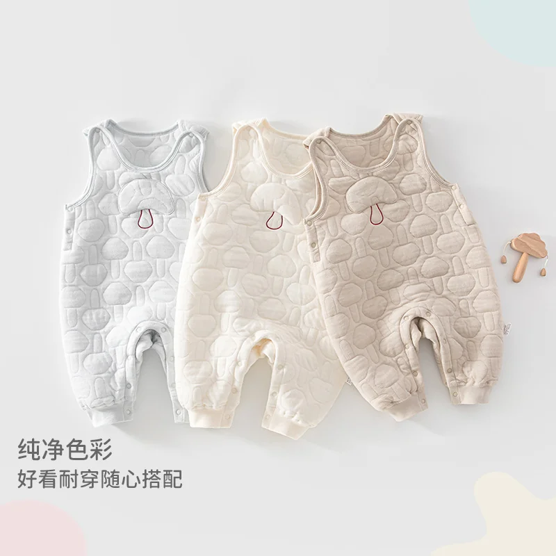 A girl's autumn and winter overalls are padded with cotton