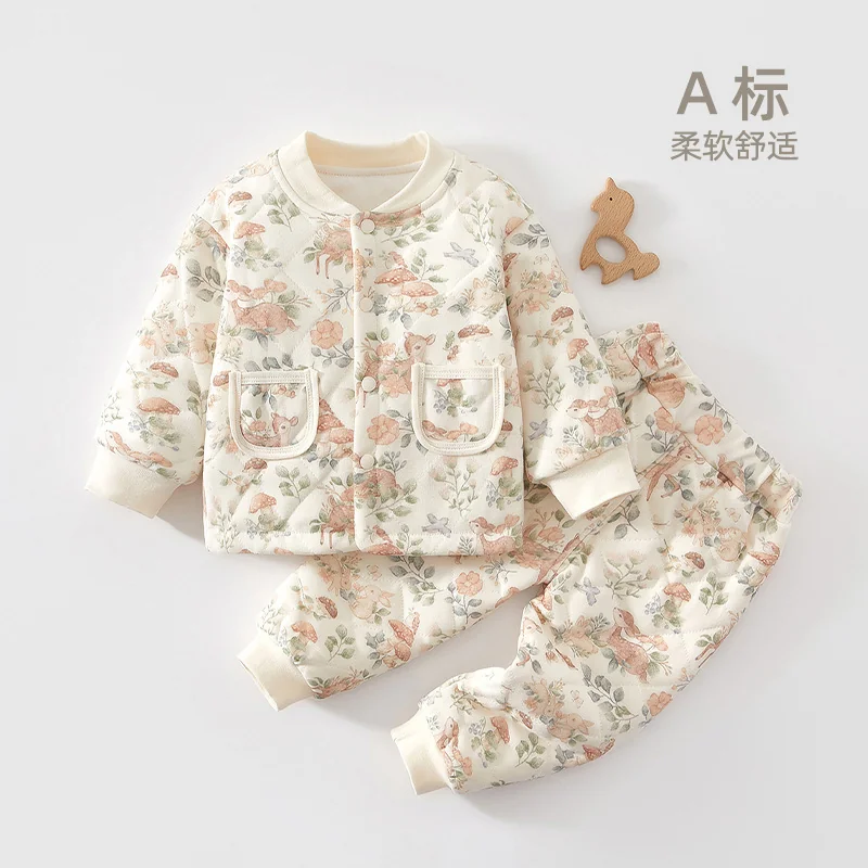 The girl's autumn and winter home clothes are thickened with cotton and made of pure cotton