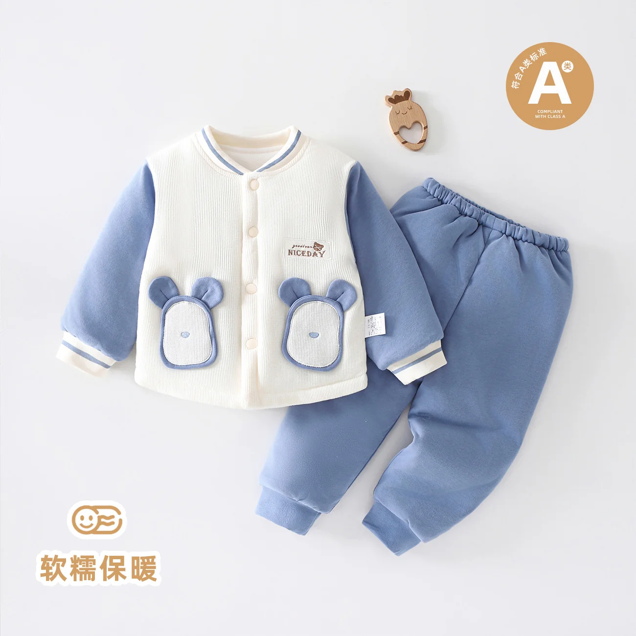 A boy's autumn and winter pajamas are padded with cotton