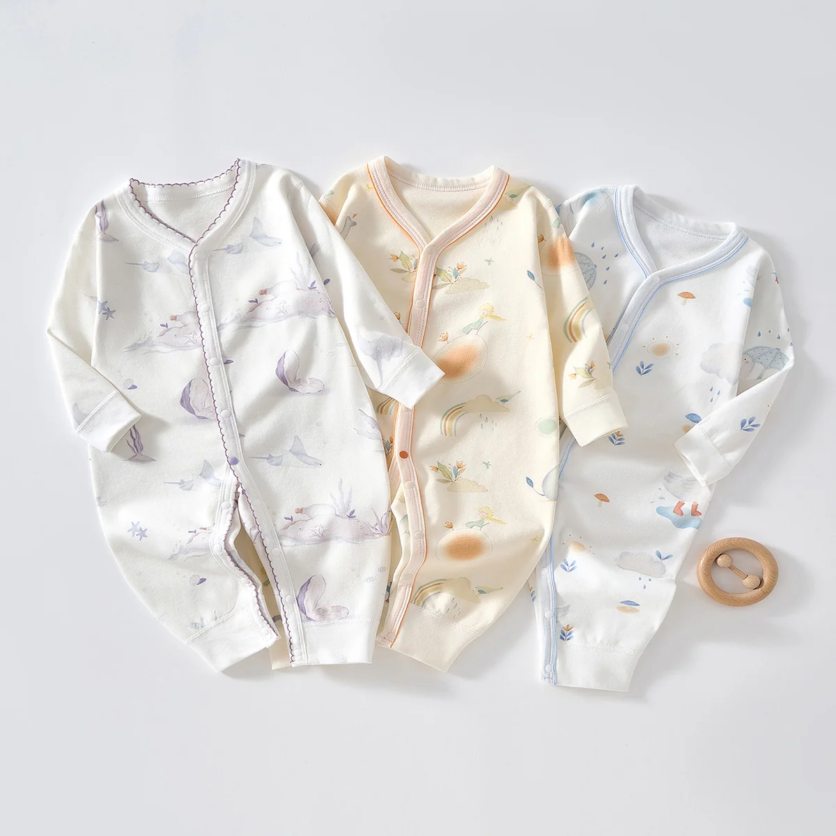 The girl's spring and autumn crawling clothes are made of pure cotton