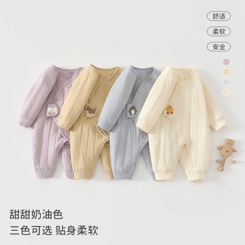 The air layer of the autumn and winter clothes for infants and toddlers is padded with cotton