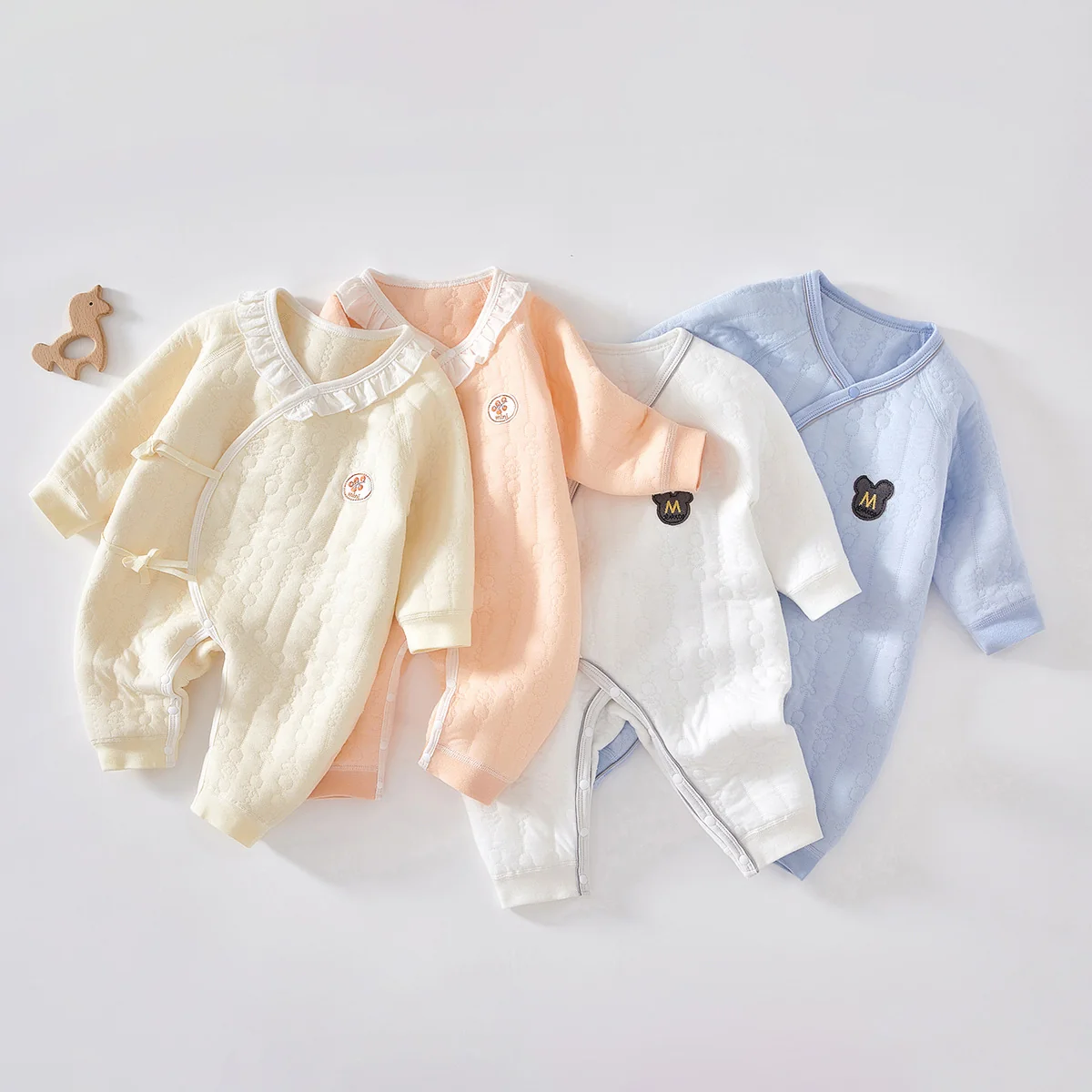 The autumn and winter clothes for infants and toddlers are thickened