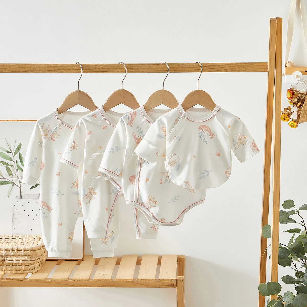 The girl's autumn crawling clothes are made of pure cotton