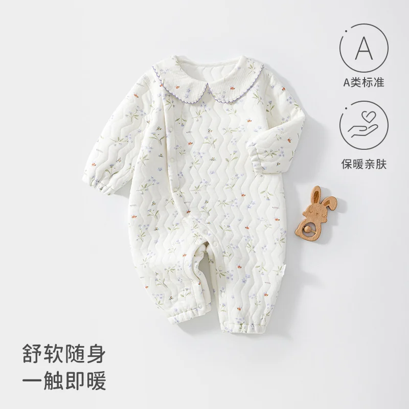 A girl's autumn and winter clothes are padded with cotton
